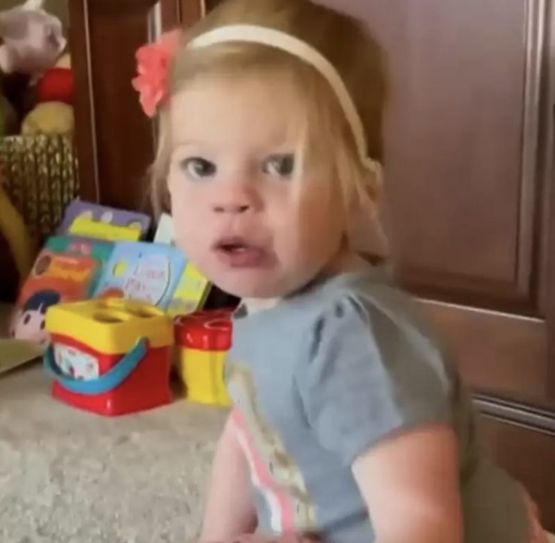 La pequeña dama de honor sorda se sintió conmovida cuando recibió ayuda en lenguaje de señas por parte de una pariente de la novia...