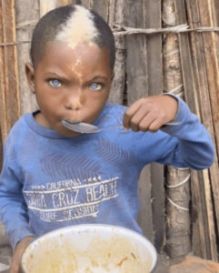 Este niño único se vuelve viral con su aspecto angelical... ¿Quién es él? La gente tiene dudas de que sea cierto.