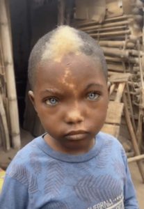 Este niño único se vuelve viral con su aspecto angelical... ¿Quién es él? La gente tiene dudas de que sea cierto.