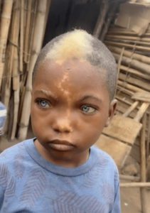 Este niño único se vuelve viral con su aspecto angelical... ¿Quién es él? La gente tiene dudas de que sea cierto.
