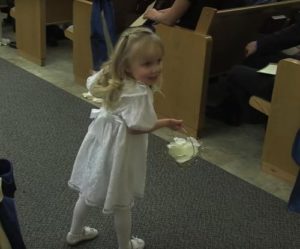 Esta pequeña florista emocionada quedó atrapada en el pasillo y no podía caminar. La forma en que el padrino vino a su rescate es muy divertida...