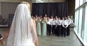Estudiantes se convierten en damas de honor y padrinos de su profesora y organizan la boda más hermosa...