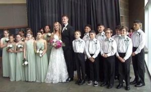 Estudiantes se convierten en damas de honor y padrinos de su profesora y organizan la boda más hermosa...