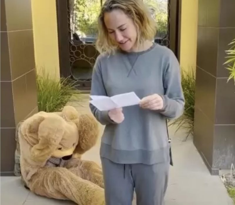 El soldado sorprendió a su esposa de la manera más creativa y conmovedora, y a Internet le encanta la ternura...
