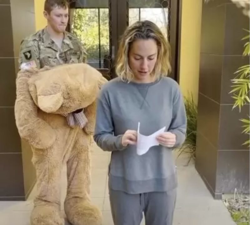 El soldado sorprendió a su esposa de la manera más creativa y conmovedora, y a Internet le encanta la ternura...