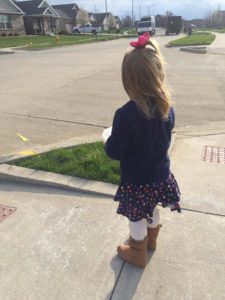 La pequeña niña de 3 años tiene una enamoramiento con el basurero... Así es cómo su pequeña "historia de amor" está creciendo día a día.