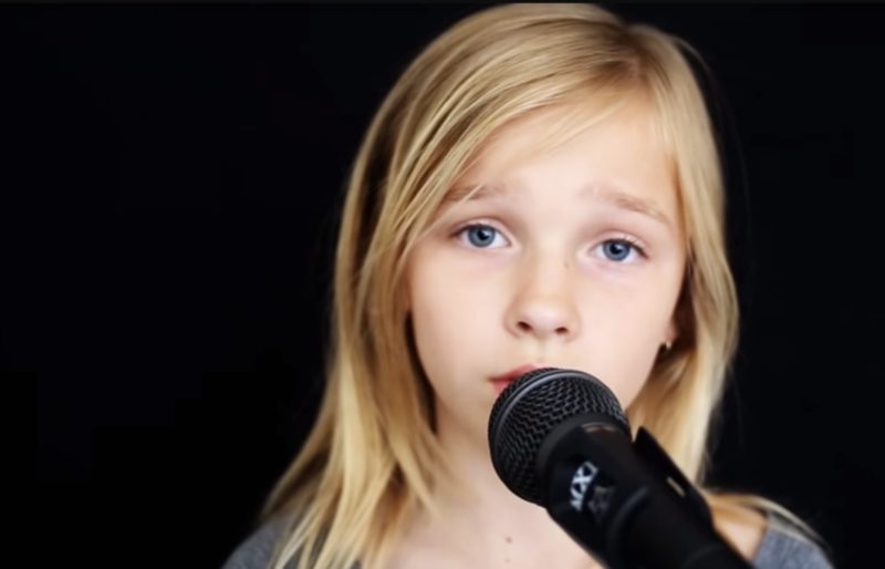 La joven chica interpreta "El Sonido del Silencio", dejando a la gente preguntándose si realmente es ella quien canta.