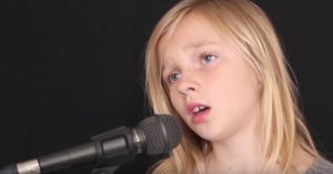 La joven chica interpreta "El Sonido del Silencio", dejando a la gente preguntándose si realmente es ella quien canta.