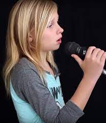 La joven chica interpreta "El Sonido del Silencio", dejando a la gente preguntándose si realmente es ella quien canta.