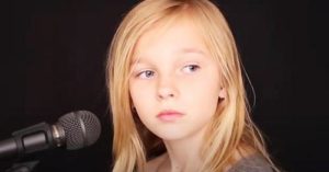 La joven chica interpreta "El Sonido del Silencio", dejando a la gente preguntándose si realmente es ella quien canta.