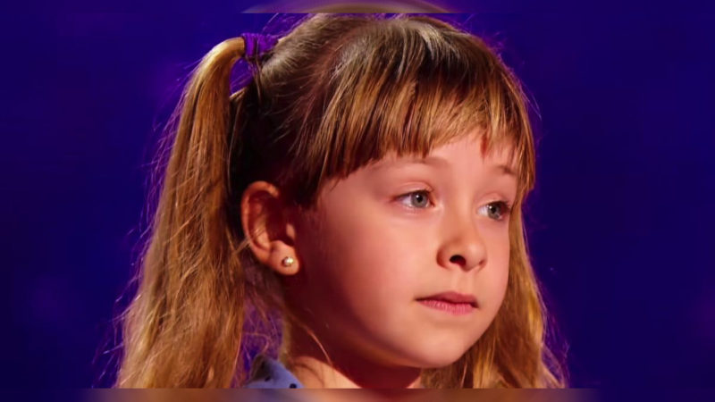 Una niña tímida de 6 años mira con alma a los ojos de los jueces y canta una canción que nunca olvidarán.