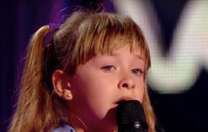 Una niña tímida de 6 años mira con alma a los ojos de los jueces y canta una canción que nunca olvidarán.