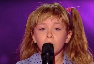 Una niña tímida de 6 años mira con alma a los ojos de los jueces y canta una canción que nunca olvidarán.