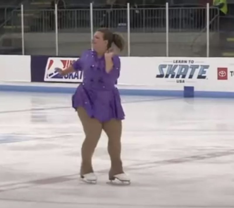La audiencia podría haber sospechado eso, pero la patinadora de hielo adulta los impresionó con su actuación...