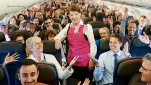 Una azafata de vuelo de 86 años ha batido el récord del tiempo de servicio más largo del mundo...