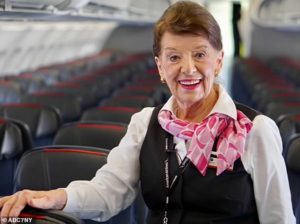 Una azafata de vuelo de 86 años ha batido el récord del tiempo de servicio más largo del mundo...