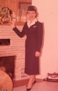 Una azafata de vuelo de 86 años ha batido el récord del tiempo de servicio más largo del mundo...