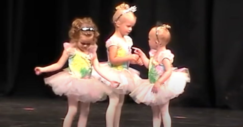 Dos pequeñas bailarinas empiezan a pelear en el escenario y se roban el espectáculo...