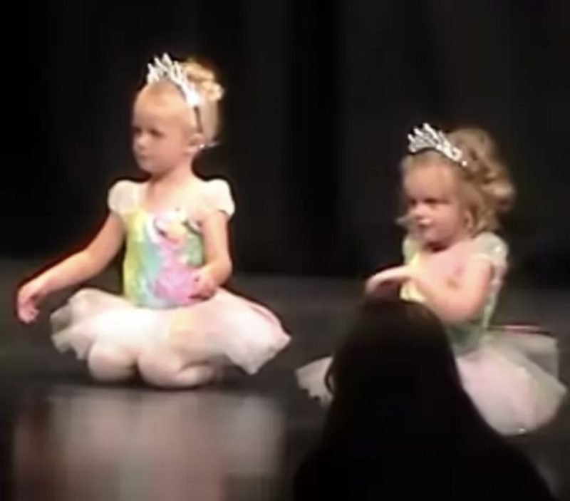 Dos pequeñas bailarinas empiezan a pelear en el escenario y se roban el espectáculo...