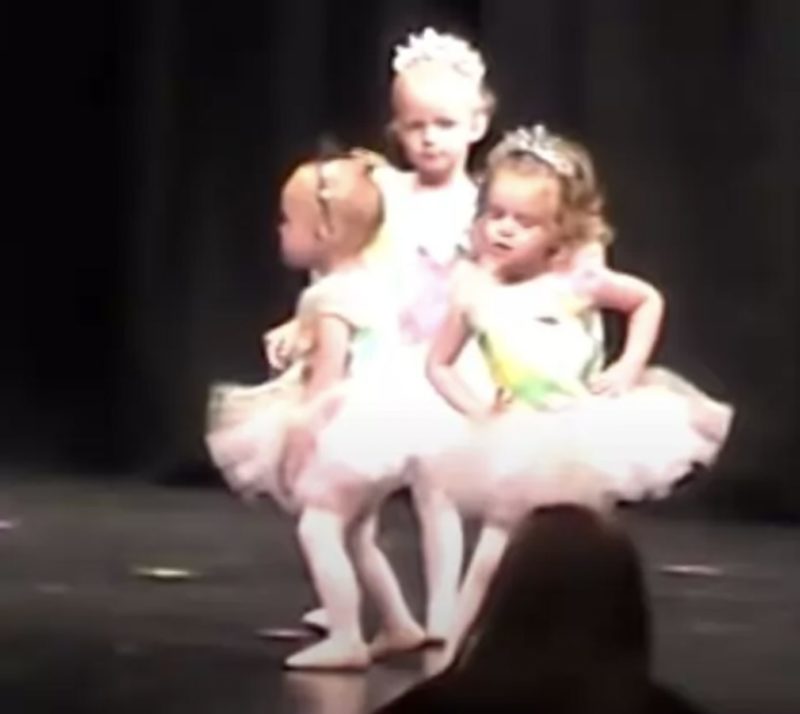 Dos pequeñas bailarinas empiezan a pelear en el escenario y se roban el espectáculo...
