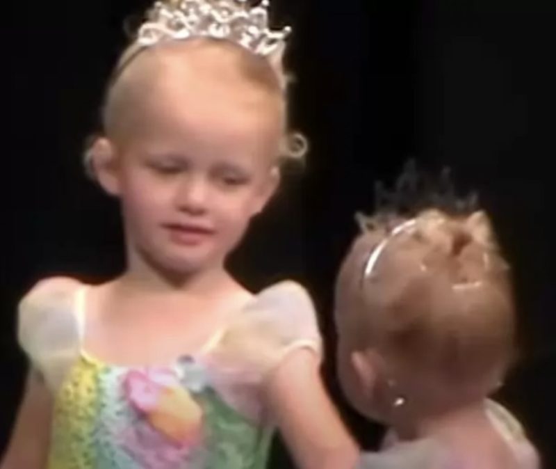 Dos pequeñas bailarinas empiezan a pelear en el escenario y se roban el espectáculo...