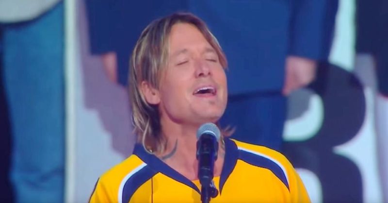Keith Urban fue invitado a cantar el Himno Nacional por primera vez y logró que la multitud permaneciera en silencio... Mira la impresionante actuación en el video a continuación.