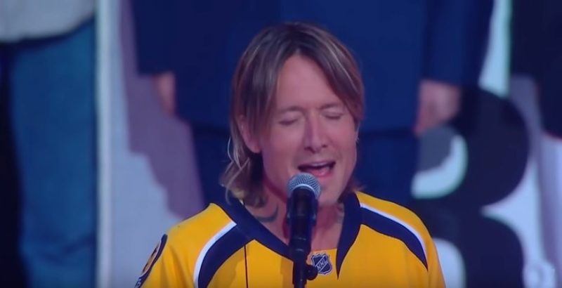 Keith Urban fue invitado a cantar el Himno Nacional por primera vez y logró que la multitud permaneciera en silencio... Mira la impresionante actuación en el video a continuación.
