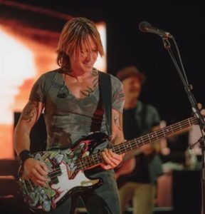 Keith Urban fue invitado a cantar el Himno Nacional por primera vez y logró que la multitud permaneciera en silencio... Mira la impresionante actuación en el video a continuación.