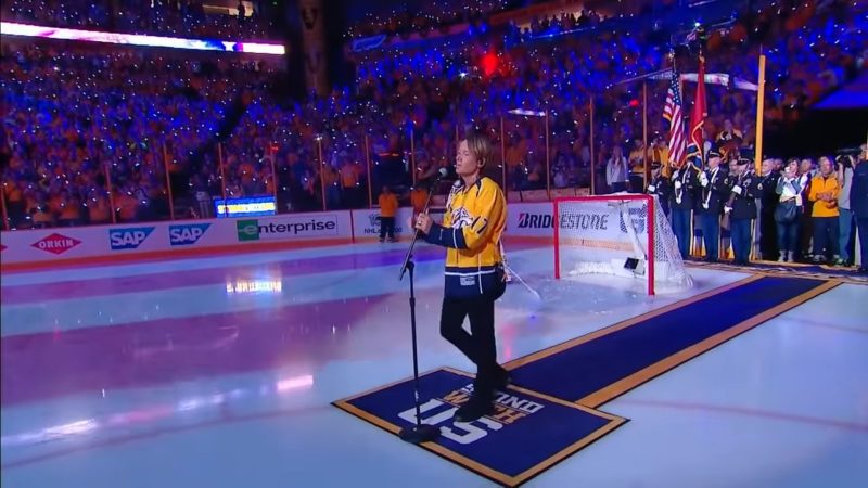 Keith Urban fue invitado a cantar el Himno Nacional por primera vez y logró que la multitud permaneciera en silencio... Mira la impresionante actuación en el video a continuación.