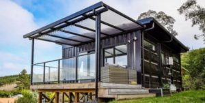 La mujer diseñó su propia y hermosa casa pequeña, compuesta por tres contenedores de carga, con una sala de estar abierta.