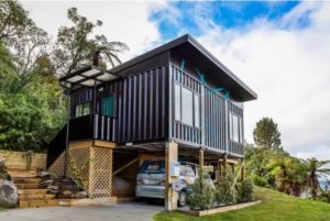 La mujer diseñó su propia y hermosa casa pequeña, compuesta por tres contenedores de carga, con una sala de estar abierta.