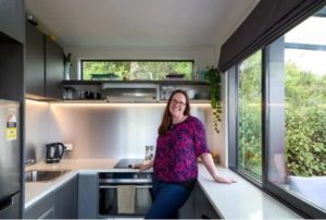 La mujer diseñó su propia y hermosa casa pequeña, compuesta por tres contenedores de carga, con una sala de estar abierta.
