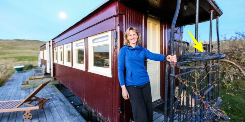 Un couple construit sa propre impressionnante maison hors réseau à partir d'une ancienne voiture de chemin de fer.
