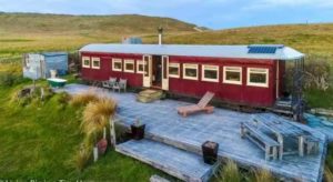 Un couple construit sa propre impressionnante maison hors réseau à partir d'une ancienne voiture de chemin de fer.