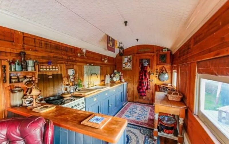 Un couple construit sa propre impressionnante maison hors réseau à partir d'une ancienne voiture de chemin de fer.