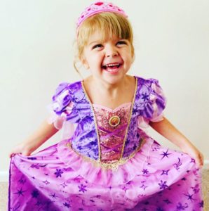 Los médicos están asombrados: una niña de 7 años con una enfermedad incurable ahora camina, habla y disfruta de su vida al máximo...
