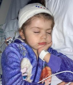 Los médicos están asombrados: una niña de 7 años con una enfermedad incurable ahora camina, habla y disfruta de su vida al máximo...