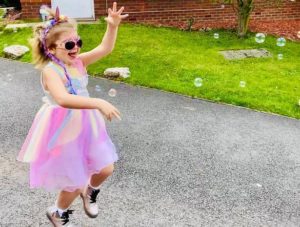 Los médicos están asombrados: una niña de 7 años con una enfermedad incurable ahora camina, habla y disfruta de su vida al máximo...