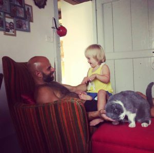 Un hombre soltero italiano adopta a una niña especial que fue rechazada por 20 familias. Mira su adorable video para conocer su historia.