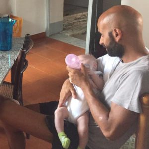Un hombre soltero italiano adopta a una niña especial que fue rechazada por 20 familias. Mira su adorable video para conocer su historia.
