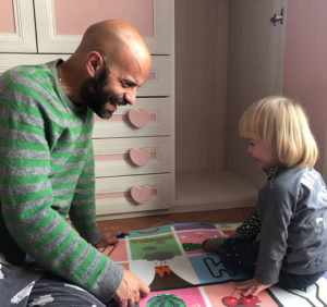 Un hombre soltero italiano adopta a una niña especial que fue rechazada por 20 familias. Mira su adorable video para conocer su historia.