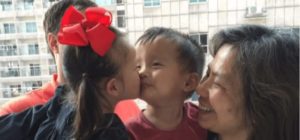 Estos dos niños huérfanos que eran como hermanos se reencuentran por destino después de ser separados por 7000 millas... Mira la conmovedora historia en el video.