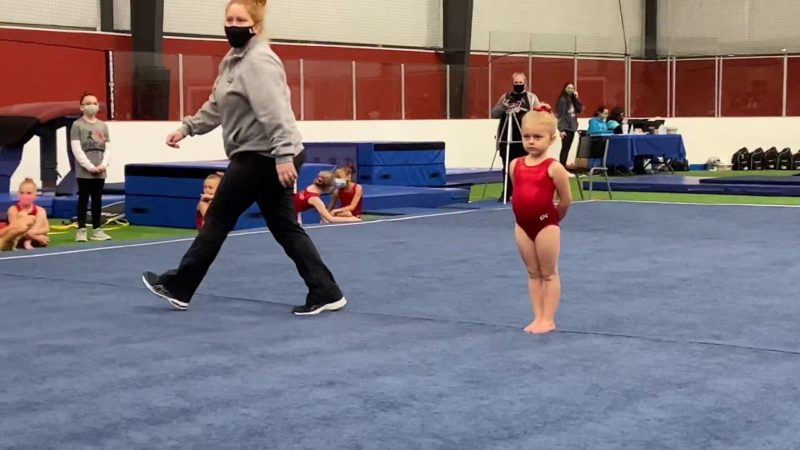 La lucha de una pequeña gimnasta durante su actuación ha conquistado los corazones de 40 millones de personas... Mira a continuación para saber por qué.