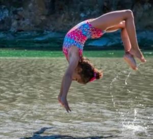 La lucha de una pequeña gimnasta durante su actuación ha conquistado los corazones de 40 millones de personas... Mira a continuación para saber por qué.