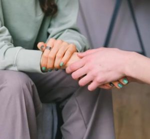 Una mujer se detiene en la calle para ayudar en el parto de un bebé desconocido, y luego su vida cambia dramáticamente...