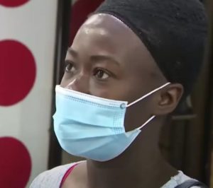 Una mujer se detiene en la calle para ayudar en el parto de un bebé desconocido, y luego su vida cambia dramáticamente...