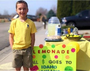 Un niño de 9 años realiza anualmente un puesto de limonada para recaudar dinero para el refugio de animales local...