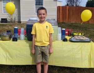 Un niño de 9 años realiza anualmente un puesto de limonada para recaudar dinero para su refugio de animales local...