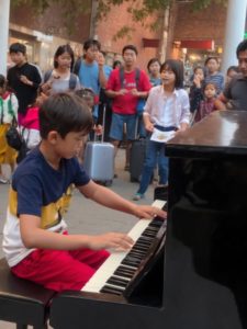 El anciano le pidió al niño que interpretara su canción favorita en el piano de la calle | VIDEO