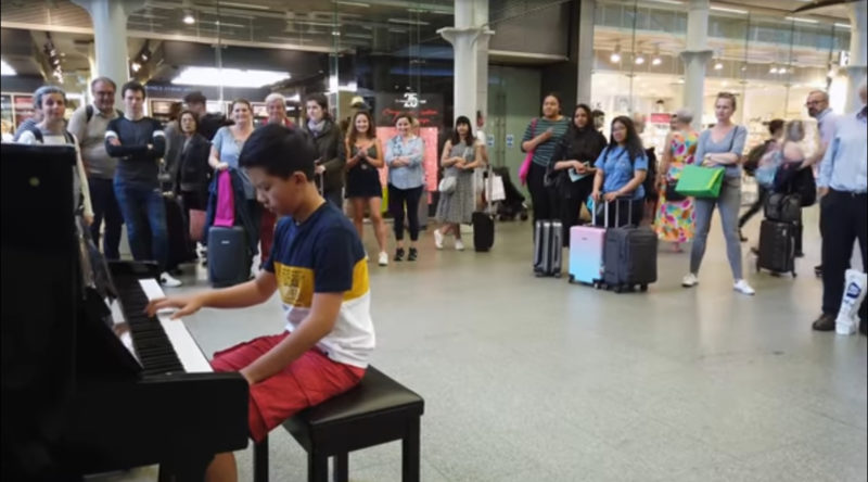 El anciano le pidió al niño que interpretara su canción favorita en el piano de la calle | VIDEO